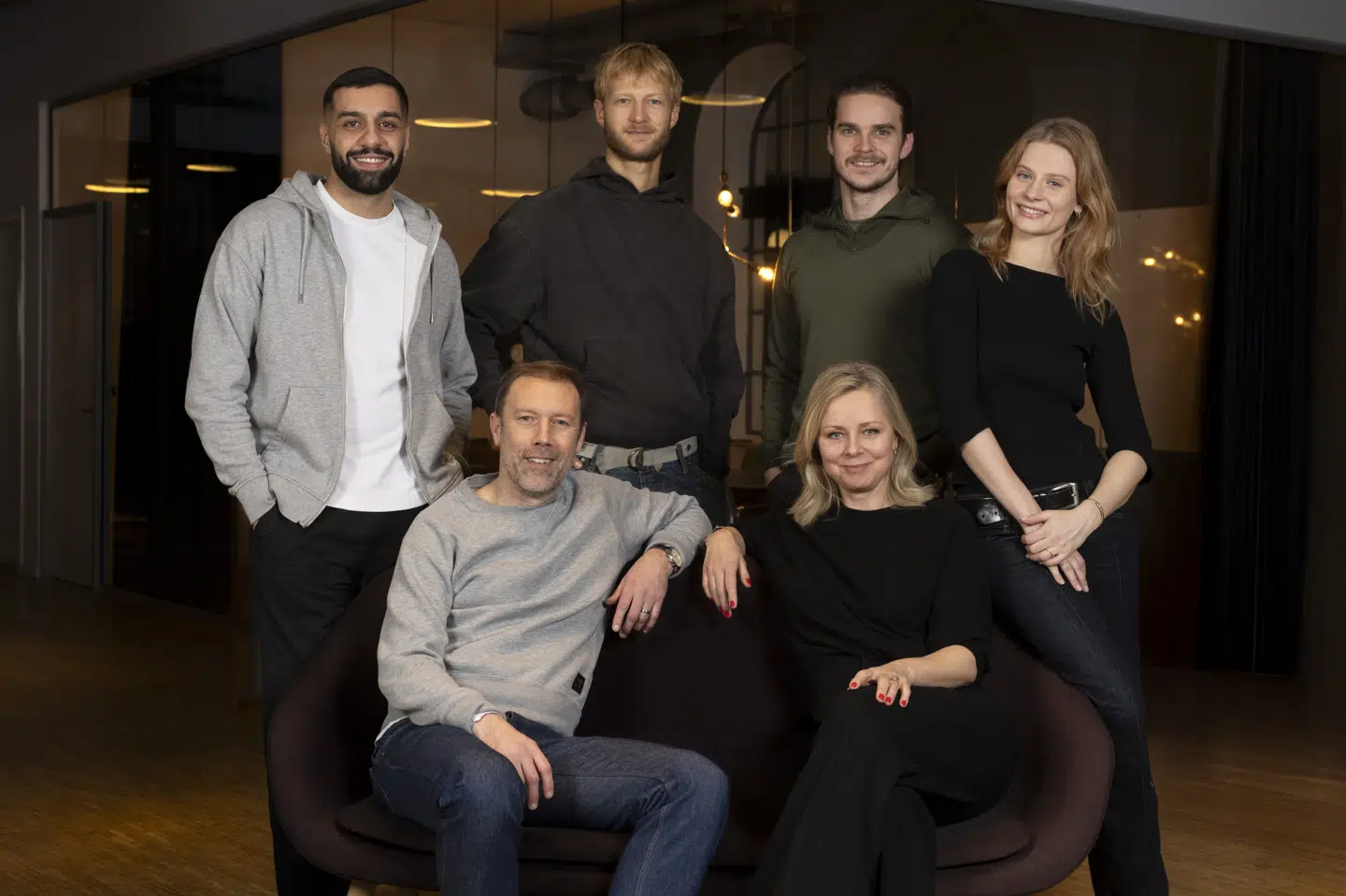 I foråret 2026 ventes en ny søndagsserie at få premiere på DR. Her medvirker fra venstre: Soheil Bavi, Gustav Giese, Marco Ilsø, Clara Rosager, Jakob Cedergren og Lena Maria Christensen. (PR-foto)