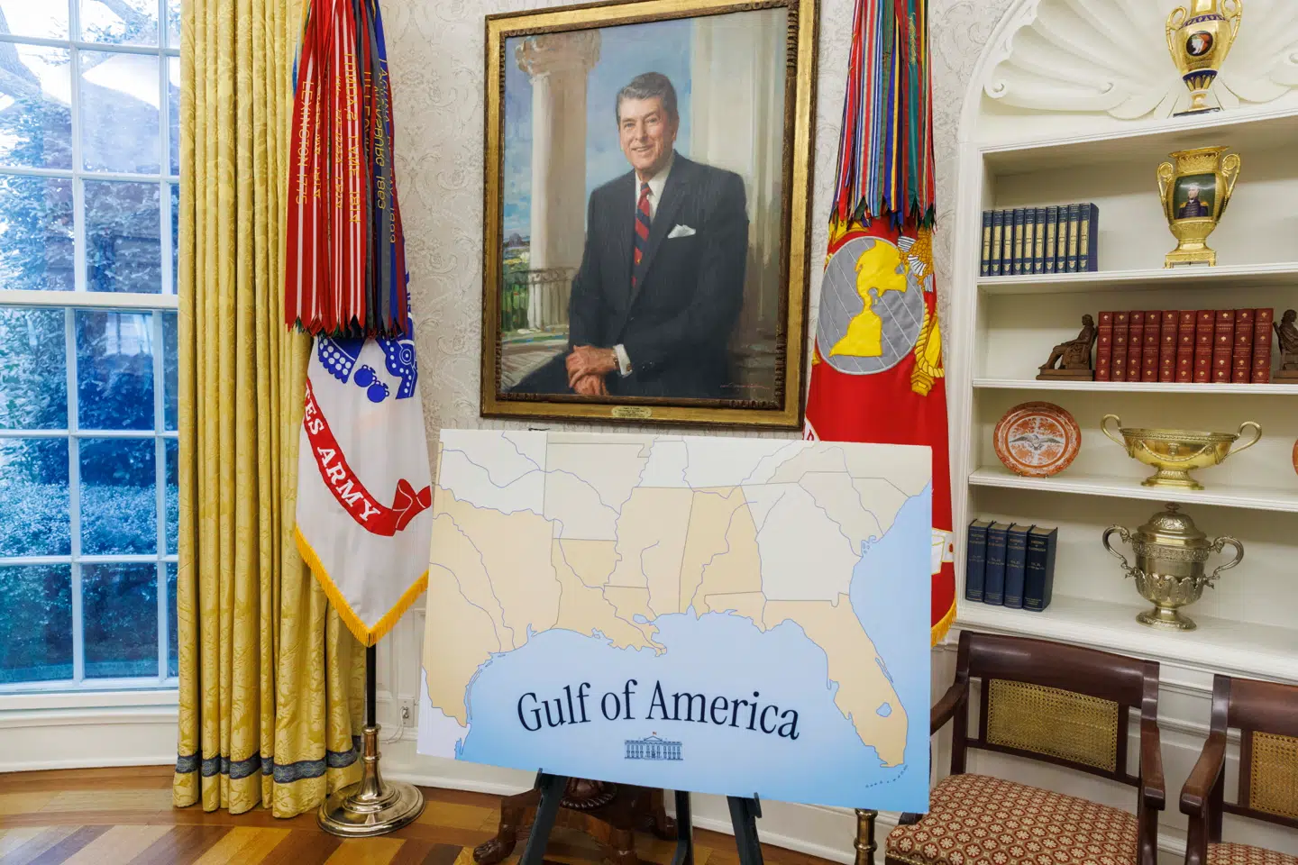 På mange måder står Donald Trump for det modsatte af Ronald Reagan. Her ses Reagans portræt i Det Ovale Kontor over en planche med Den Mexicanske Golf, som Trump vil have omdøbt til Den Amerikanske Golf.