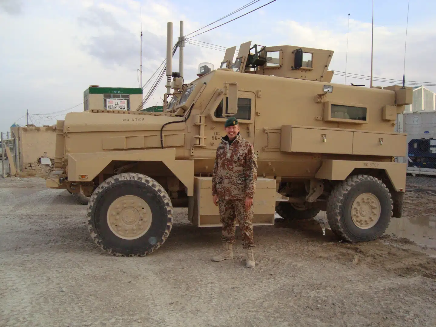 »Vi har ikke bare siddet på hænderne og ladet storebror tage tævene. Danske tropper har deltaget i alt fra genopbygningsprojekter over felthospitalsarbejde til hårde kampe i Helmand-provinsen,« skriver Christian Buonaventsen Kummerfeldt, der her ses i Afghanistan i 2009.