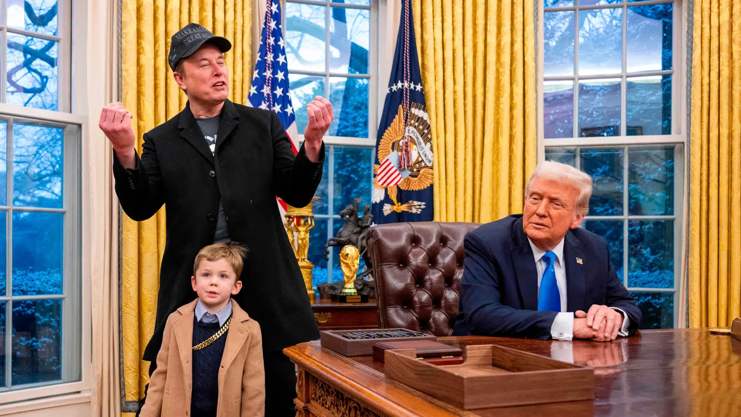 Her ses Donald Trump, Elon Musk og Musks fireårige søn X Æ A-Xii under pressemødet i Det Hvide Hus.