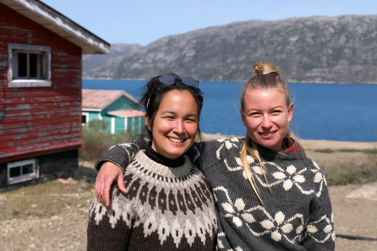 Arnatsiaq Jakobsen og Naja Dyrendom Graugaard er to af de medvirkende i »Grønlands hvide guld«. Nu bliver sagen hevet ind på Christiansborg, hvor de blå partier har hevet kulturministeren i samråd.