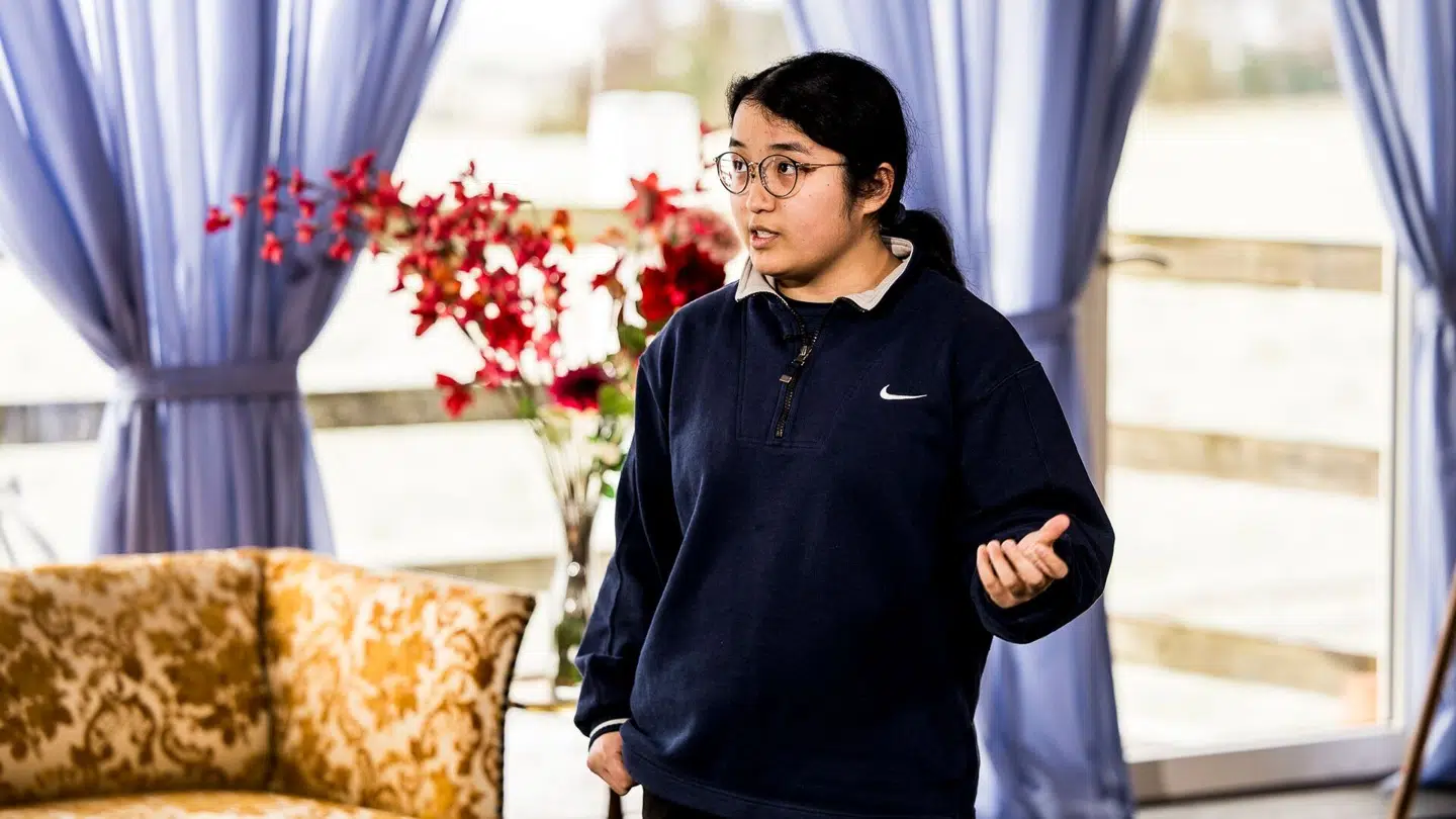 Leslie Nguyen stillede på Oh Lands bootcamp op med Uros sang 'Føles godt'.