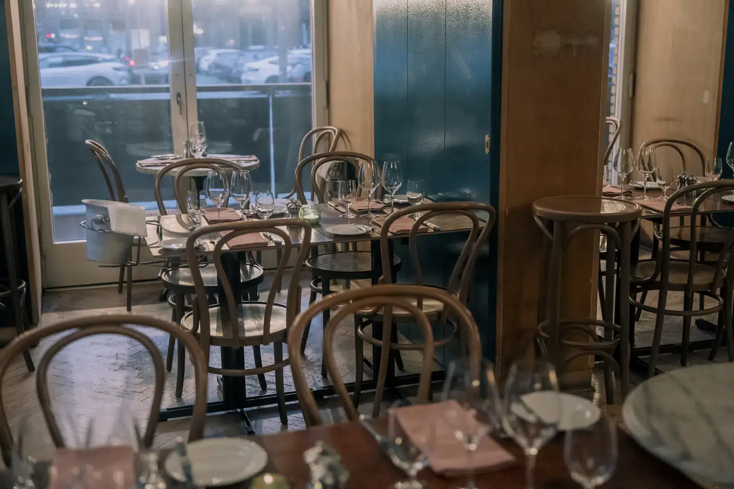 Restaurant Maison. Hvem der end har opfundet wienerstolen, har ikke haft en lang aften på fransk bistro i tankerne.