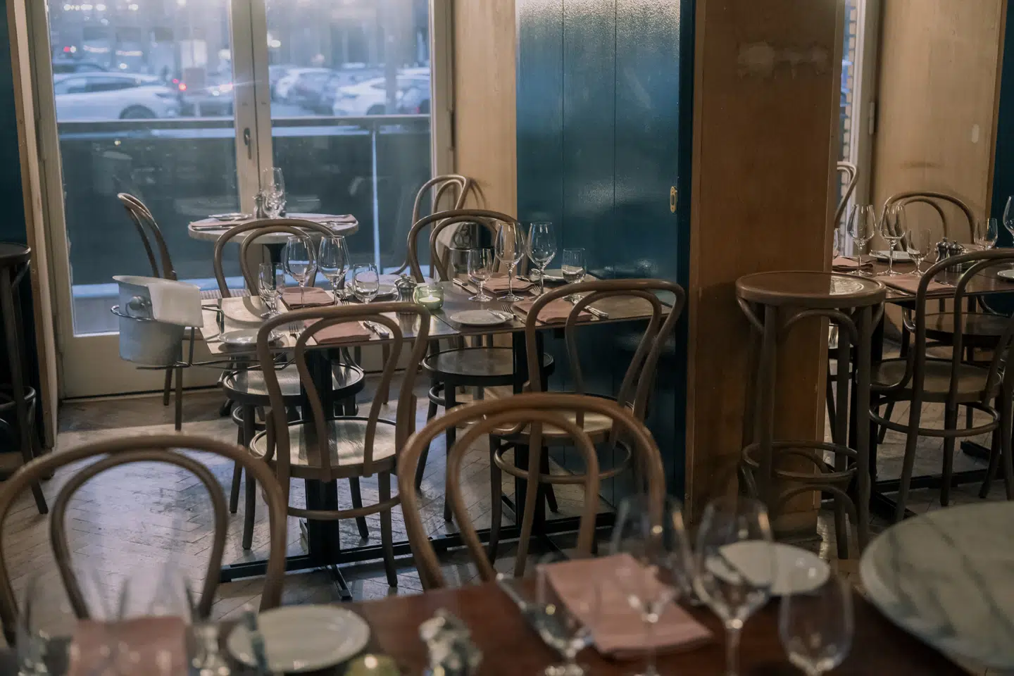 Restaurant Maison. Hvem der end har opfundet wienerstolen, har ikke haft en lang aften på fransk bistro i tankerne.