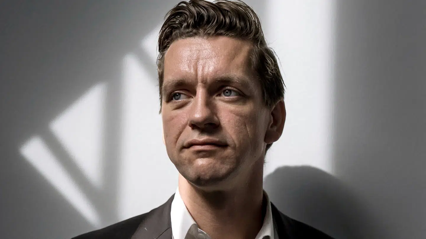 Kaare Dybvad Bek (S) er integrations- og udlændingeminister. I et brev til Folketingets indfødsretsudvalg erklærer han sig "ærgerlig" over den tekniske fejl.