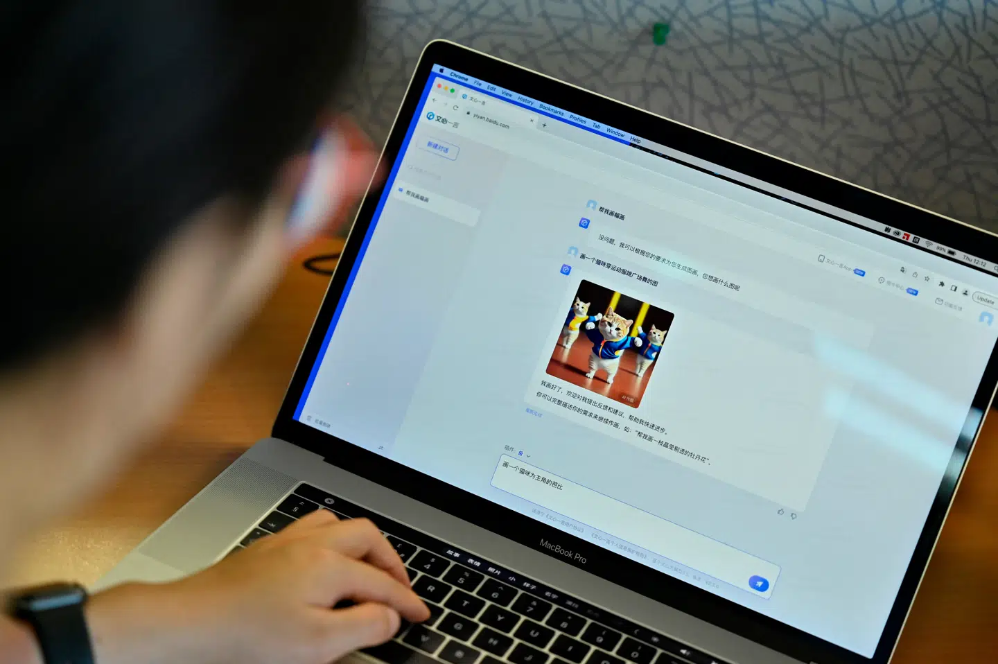 Ernie var en af de første konkurrenter til ChatGPT og fungerer nærmest ligesådan. Nu bliver den helt gratis at anvende.