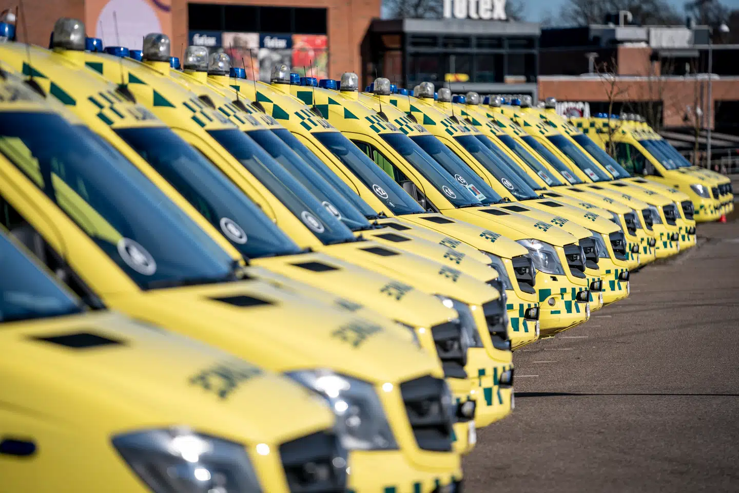 De 321 ambulancer i regionerne holder stille og er ude af drift i alt for lang tid. Det udløser nu kritik fra Rigsrevisionen.