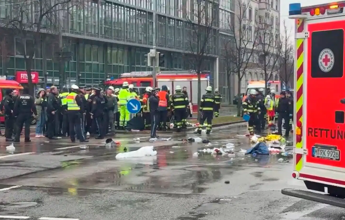 Politi og beredskab er massivt til stede i München, efter at en bil er kørt ind i en menneskemængde.
