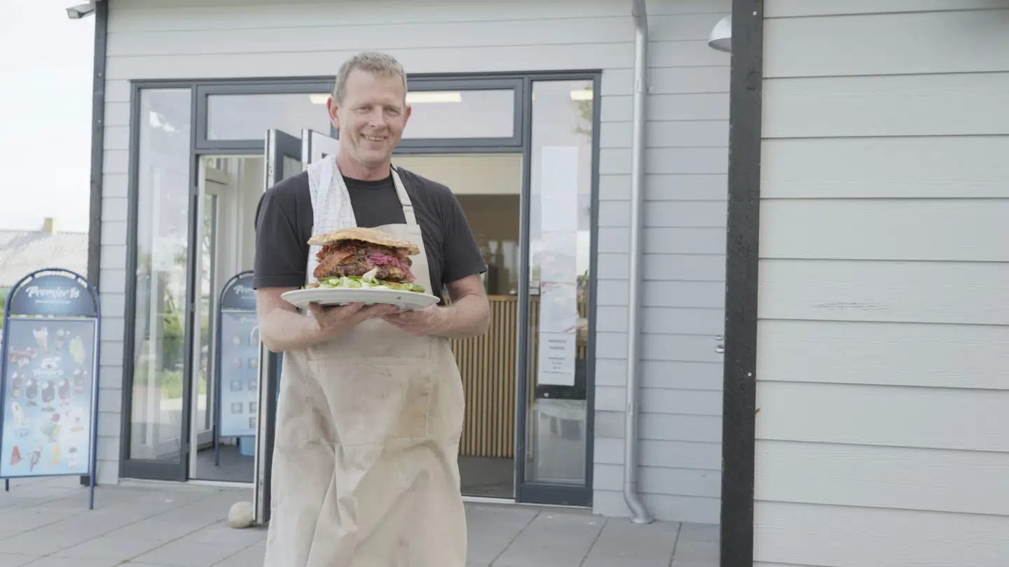 Simon Larsen laver arrangementer med store burgere og pattegrise, som Markus Whass bliver enormt irriteret over.