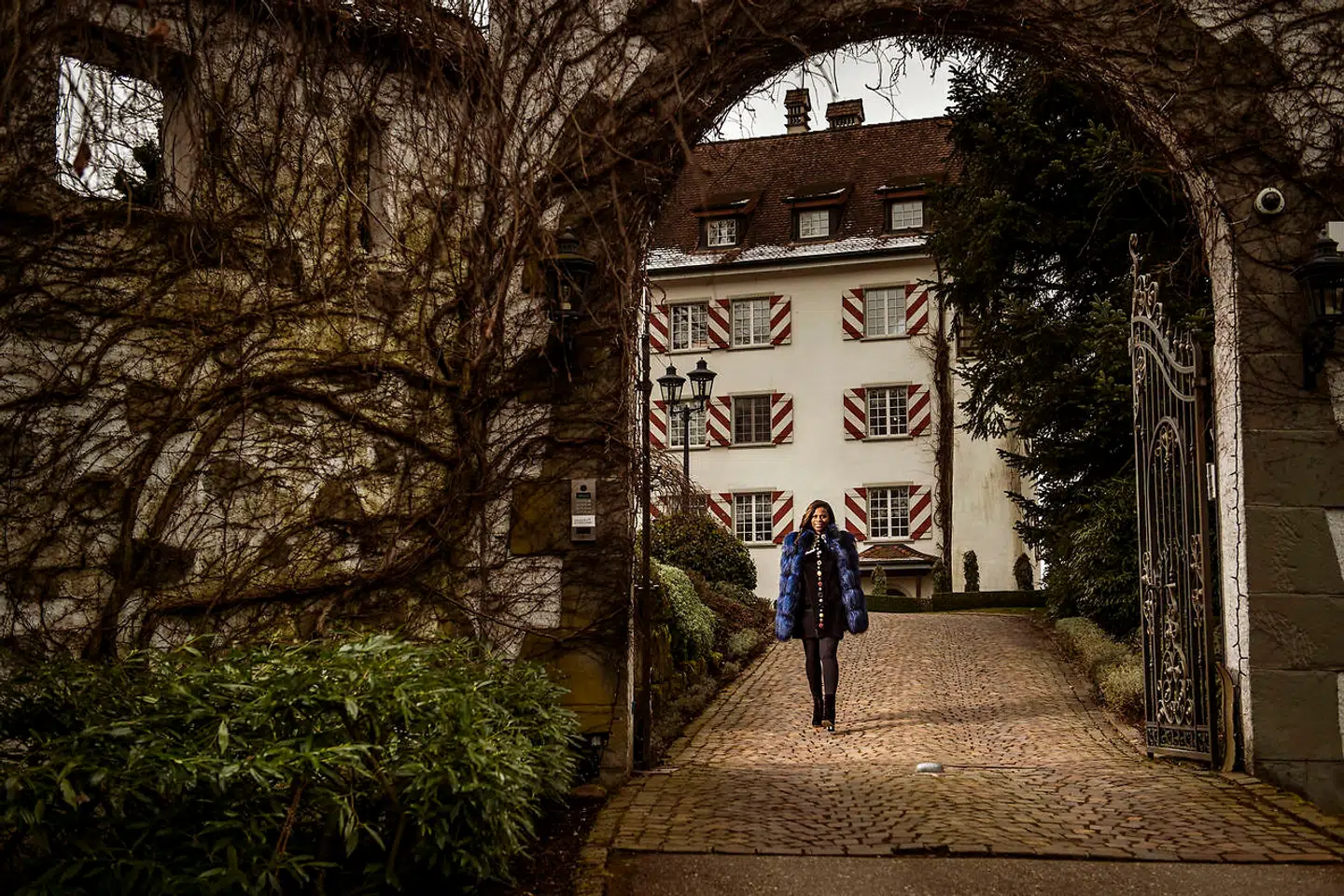 Da familien købte slottet, var det fra starten vigtigt ikke at fremstå som en mystisk, udenlandsk familie over for lokalsamfundet i den lille schweiziske by St. Gallen. »Jeg vil gerne have, vi er en familie, der bliver oplevet som åben. Åbenhed og tillid er vigtig, derfor inviterer vi også folk indenfor, ligesom den store gitterport ved indkørslen meget ofte står åben.«