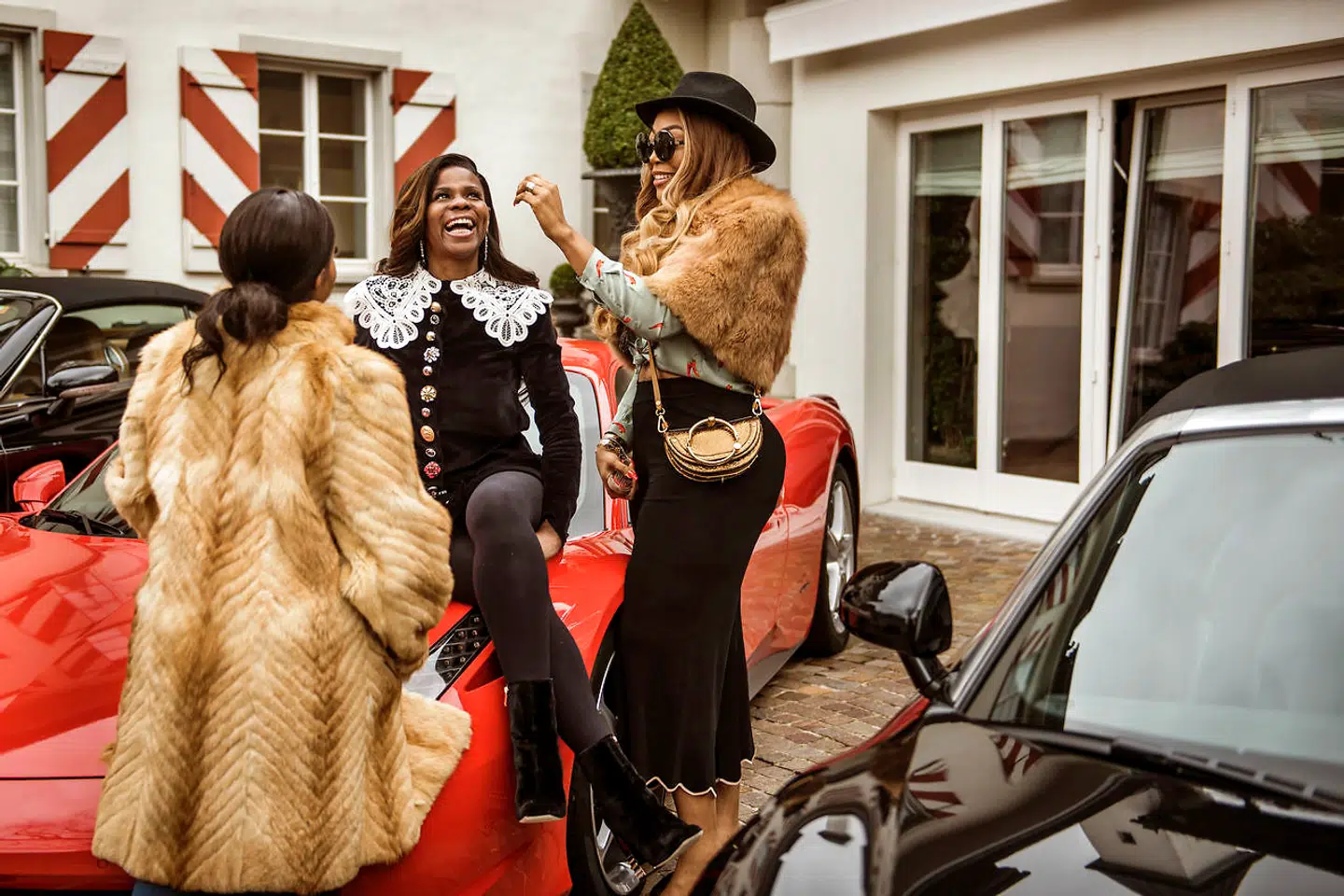 Yvonne Seier Christensen var helt fra begyndelsen med til at etablere Saxo Bank. Hun var med sine egne ord »The woman behind«. Som kvinden og hustruen, der sørgede for hjem og børn og et socialt liv. Men hun byggede også hele content marketing-funktionen i Saxo Bank op fra grunden. Som en del af sin Club Supercar - et community for folk med hang til dyre biler - har Yvonne Seier Christensen 15 biler: Maseratier, Bentleyer, Ferrarier, en Aston Martin og en Rolls Royce.