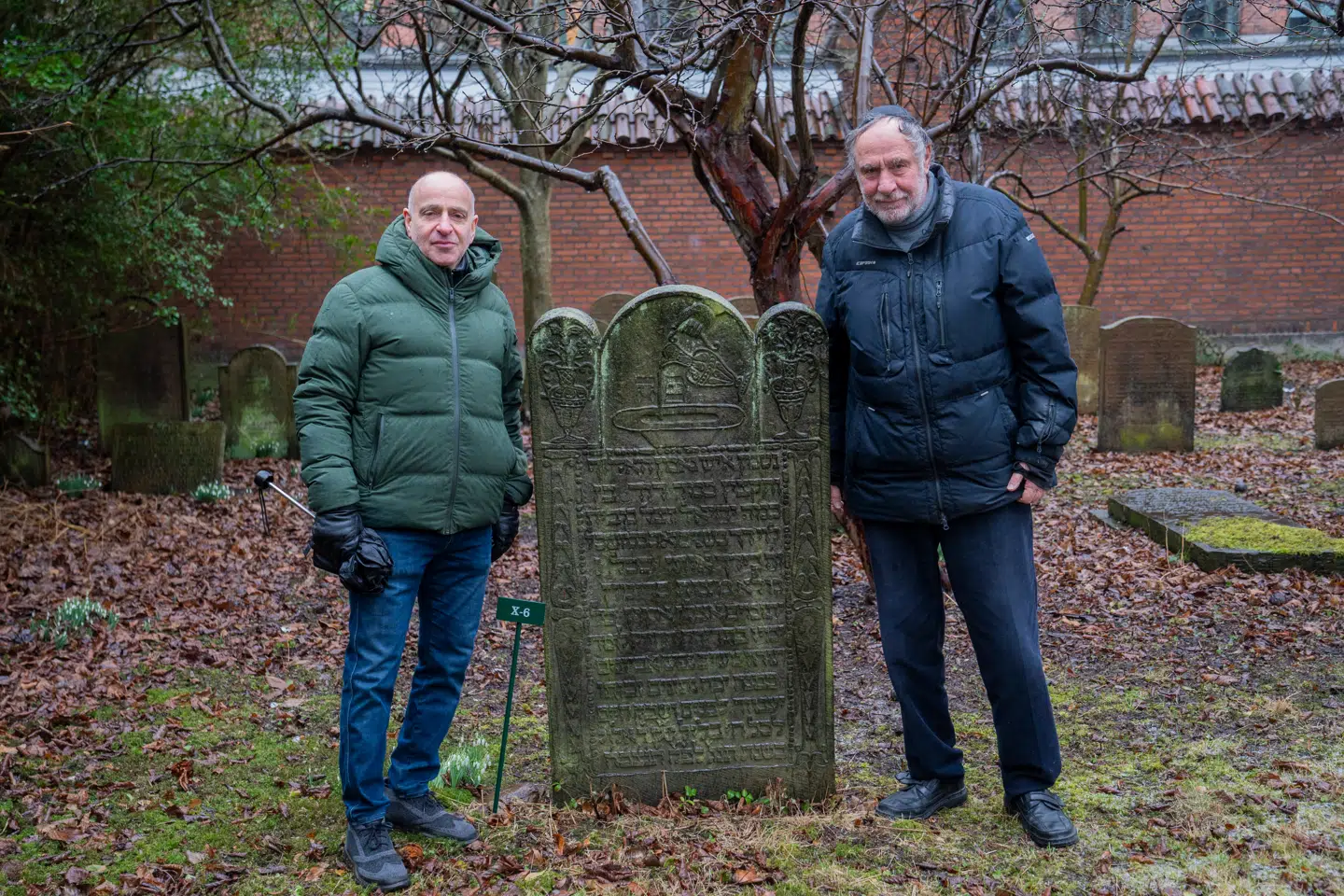 »Det ydre pres har skabt et fællesskab, som vi godt vidste var der, men som i nutiden er en stor trøst,« skriver Bent Blüdnikow (tv.) om det jødiske samfund efter terrorangrebene i 2015 og 2023.