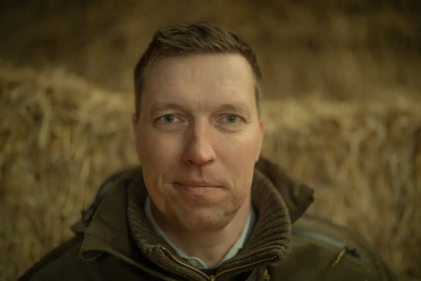 »Vi tror også, at regeringen, som aftalt i treparten, får fjernet bureaukrati og sikret de manglende ressourcer, som har præget omlægningsindsatsen de seneste mange år og naturligt givet frustrationer hos de mange landmænd, der har været klar med projekter,« skriver formand for Landbrug & Fødevarer, Søren Søndergaard.