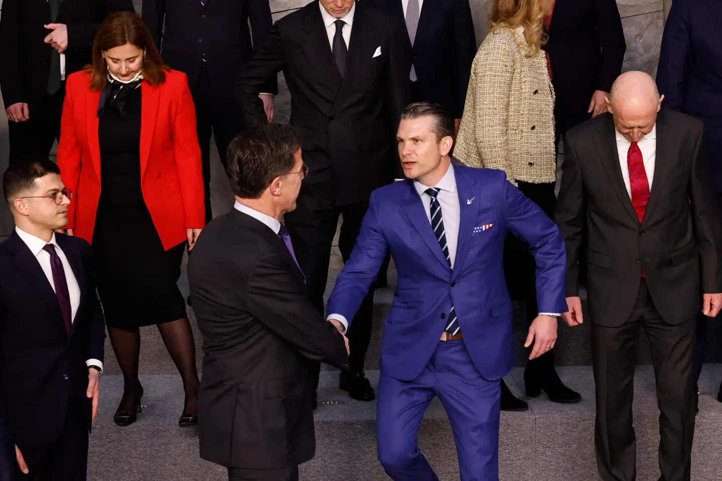 USA's forsvarsminister, Pete Hegseth (til højre), trykkede hånd med Natos generalsekretær, Mark Rutte (til højre) under torsdagens møde i Nato-hovedkvarteret i Bruxelles.