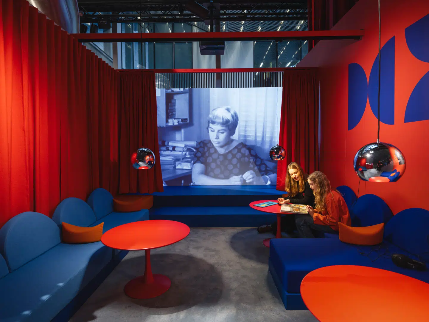 38-årige Nanna Ditzel blev i 1961 interviewet af den 63-årige Karl Bjarnhof. Filmen kan ses på udstillingen.