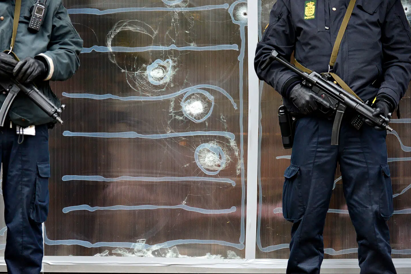 (ARKIV) Politiet holder vagt foran Krudttønden på Østerbro i København mandag morgen den 16. februar 2015.