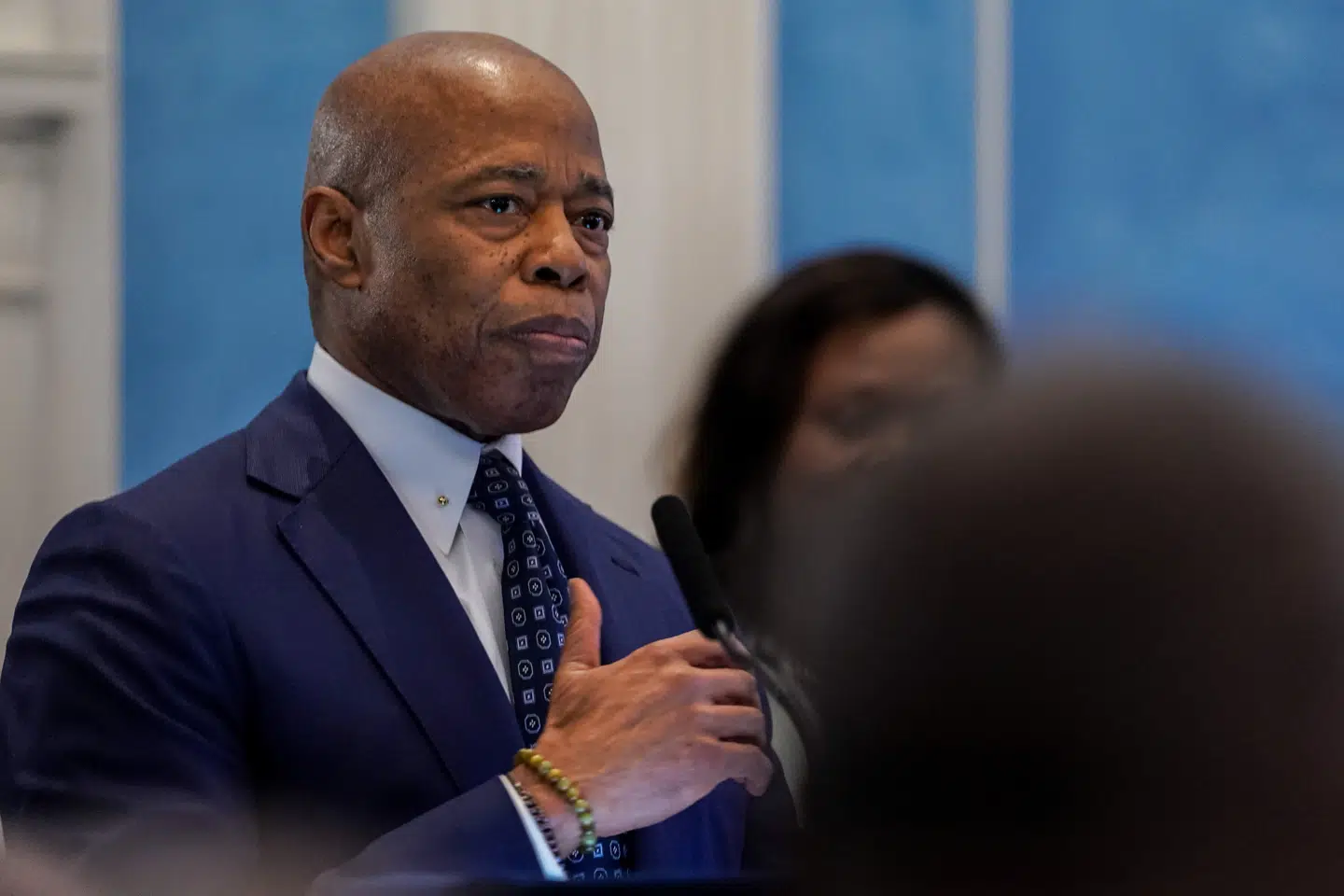 New Yorks borgmester, Eric Adams, har været tiltalt for fem punkter, deriblandt korruption. De er nu frafaldet, og det har fået tre statsadvokater til at sige op.