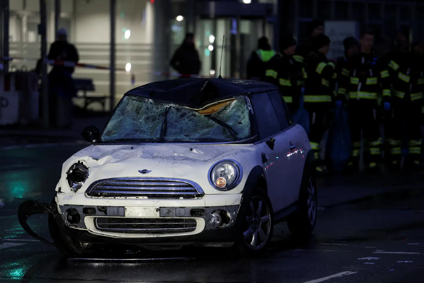 En 24-årig mand blev anholdt, efter at politiet havde skudt mod bilen - en hvid Mini Cooper - som torsdag formiddag kørte ind i en gruppe demonstranter i det centrale München. (Arkivfoto).