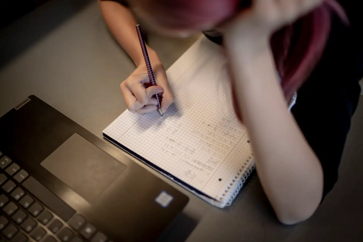 Matematikniveauet falder i hele landet, viser en analyse fra Dansk Industri. Men der er store geografiske forskelle. Det laveste kommunegennemsnit i matematik for skoleåret 2023/2024 lå på 4,9 karakterpoint, mens det højeste gennemsnit lå på 8.