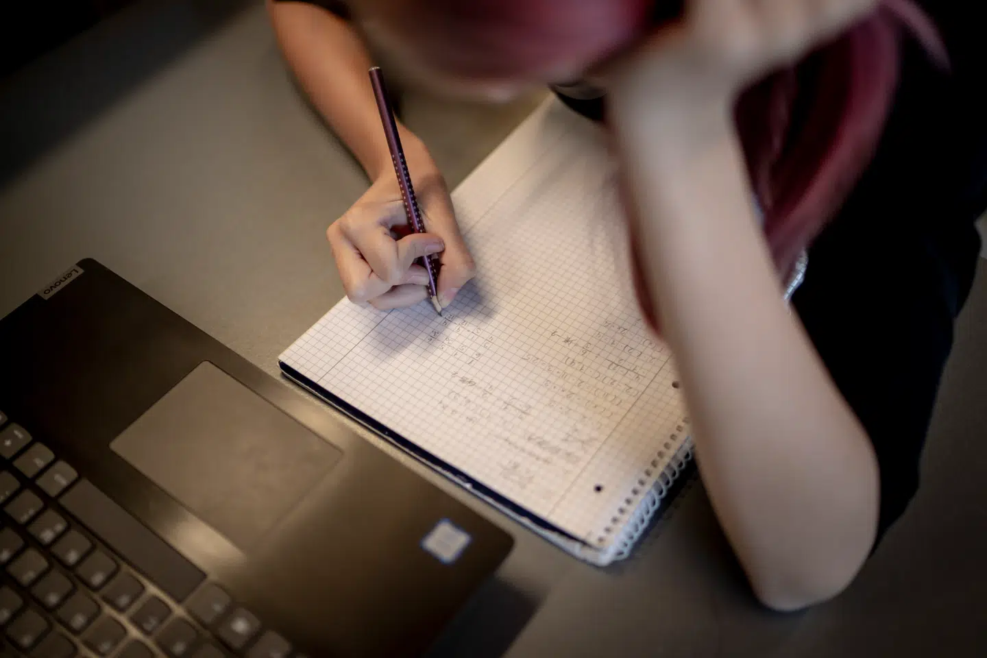 Matematikniveauet falder i hele landet, viser en analyse fra Dansk Industri. Men der er store geografiske forskelle. Det laveste kommunegennemsnit i matematik for skoleåret 2023/2024 lå på 4,9 karakterpoint, mens det højeste gennemsnit lå på 8.