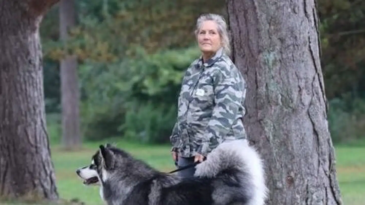Shanie Voldum har en hundeforretning få kilometer fra minigolfparken, hvor nabokrigen står på.
