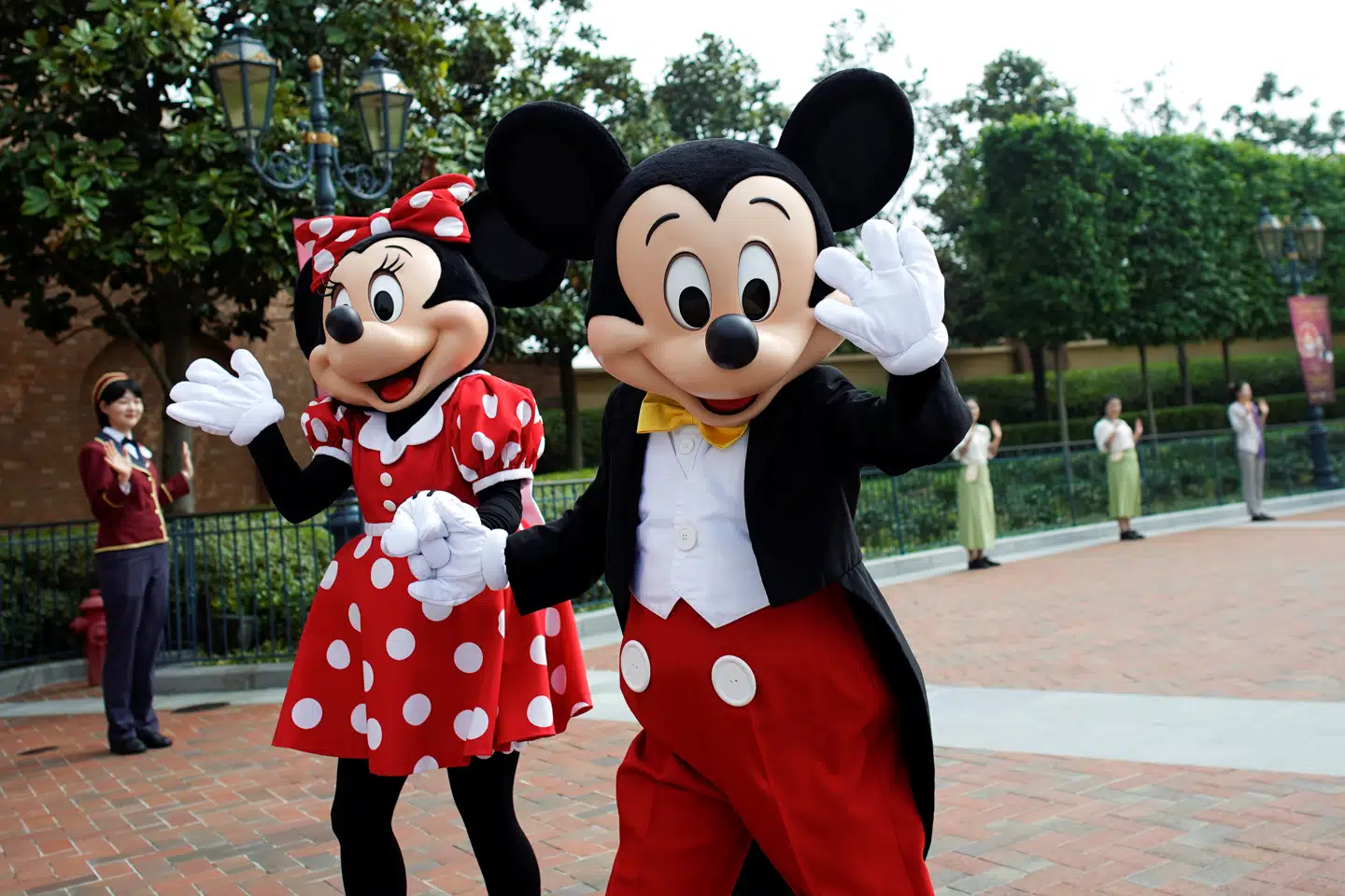 »Det mest magiske sted på Jorden«, som Disneys slogan lyder, har længe været dyrt, men efter coronapandemien er priserne steget kraftigt. Det har gjort ferier i Disneys parker økonomisk uopnåelige for mange familier. Det har resulteret i, at flere besøgende har vinket farvel til et besøg i parkerne – selv blandt dem, der tidligere kom regelmæssigt.