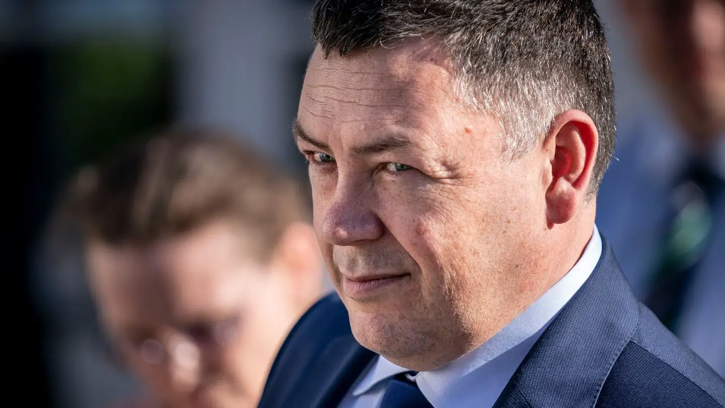 Formanden for partiet Naleraq, Pele Broberg, har ved flere lejligheder givet udtryk for, at det kun er etniske inuitter, der skal have ret til at stemme ved en eventuel afstemning om grønlandsk selvstændighed. Med andre ord skal danskere fratages stemmeretten, også selvom de for eksempel har levet i Grønland i mange år.