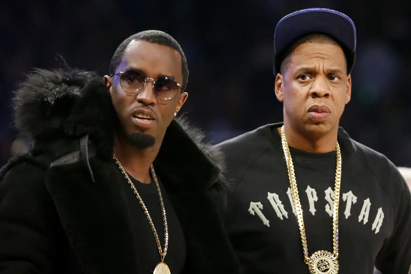 Sean "Diddy" Combs (til venstre) og Jay-Z (til højre) ses her til en basketkamp i New York for ti år siden. I december blev begge anklaget af en kvinde for voldtægt i år 2000. Fredag har kvinden droppet søgsmålet. Sean "Diddy" Combs sidder i forvejen i fængsel i andre sager. (Arkivfoto).