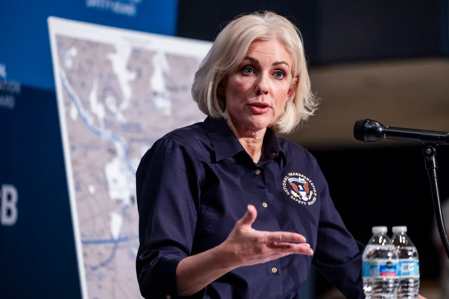 Formanden for den amerikanske transportmyndighed National Transportation Safety Board, Jennifer Homendy, ses her under pressemødet fredag.