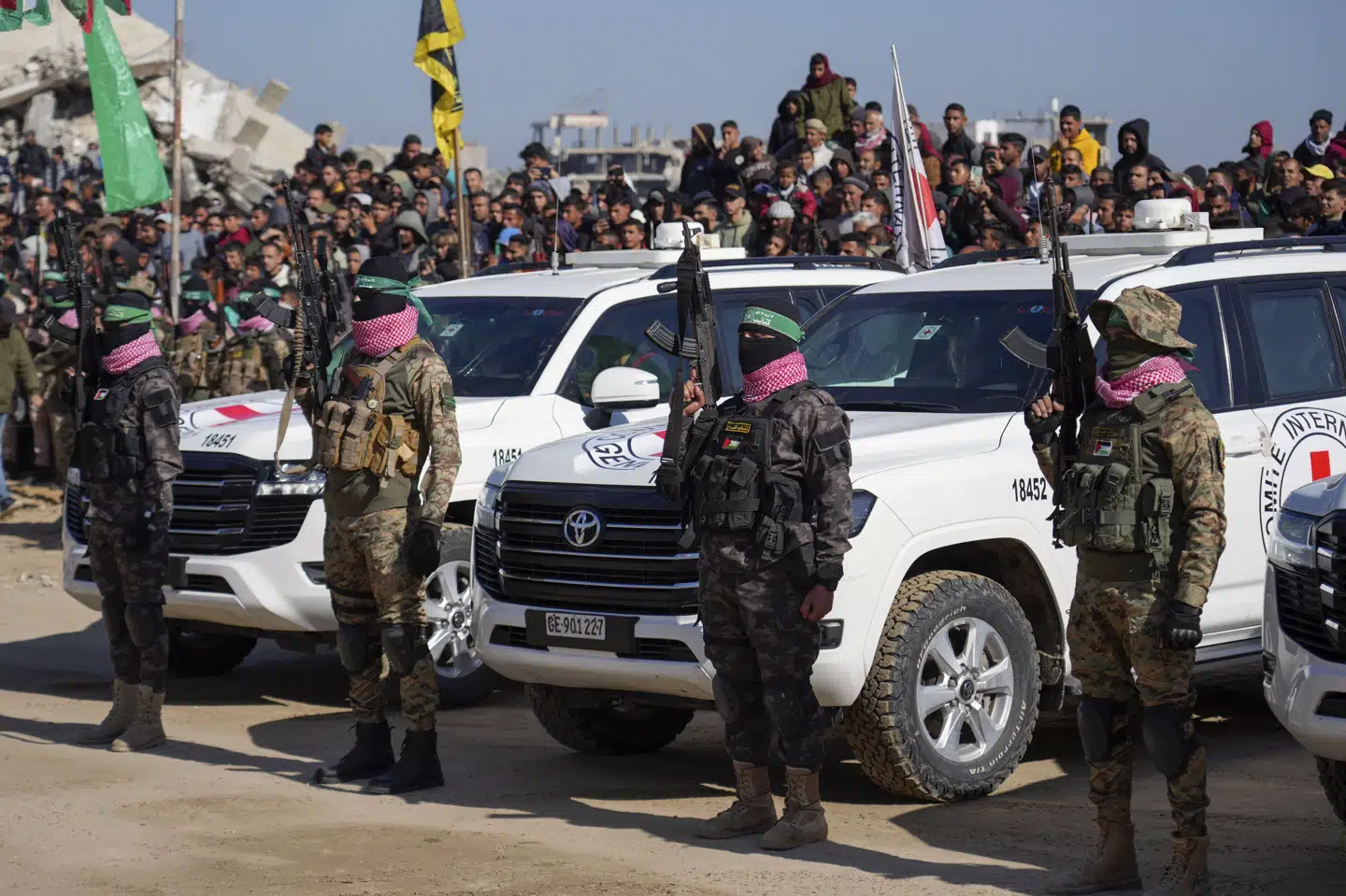 Tre gidsler er lørdag blevet frigivet. I byen Khan Younis i Gazastriben blev de overdraget til Røde Kors. Billedet er fra, inden overdragelsen fandt sted.