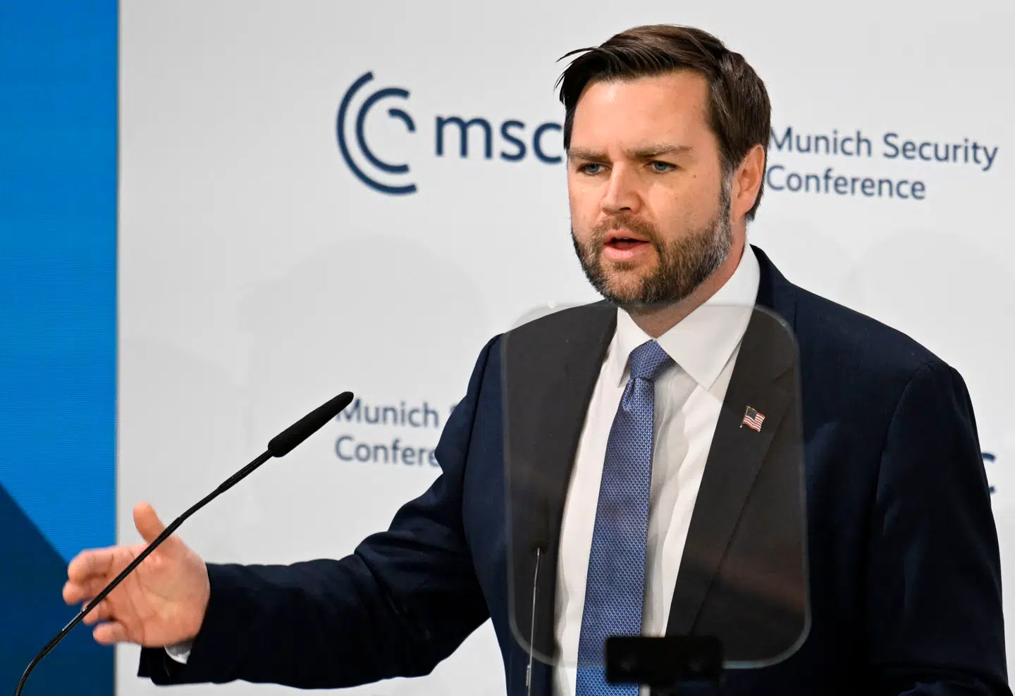 »Vance er en umanerlig dårlig kampfælle,« skriver Amalie Lyhne.