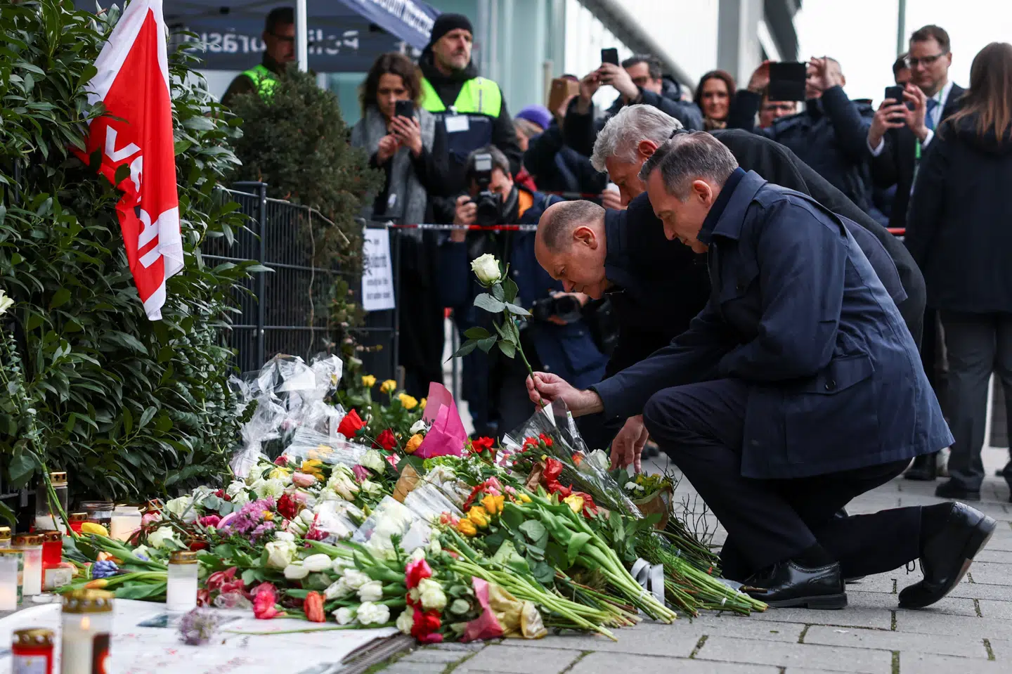 Tysklands forbundskansler, Olaf Scholz, lagde lørdag blomster sammen med justitsminister Volker Wissing og Münchens borgmester, Dieter Reiter, ved et spontant mindesmærke for ofrene for det bilangreb, der fandt sted i den sydtyske by torsdag formiddag.