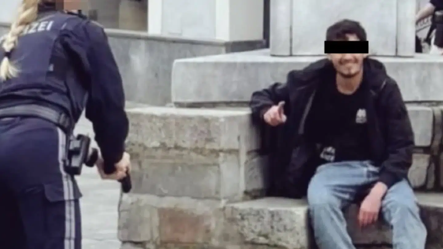 Dette billede fra anholdelsen florerer på sociale medier, heriblandt X. B.T. har verificeret, at det stammer fra Villach.