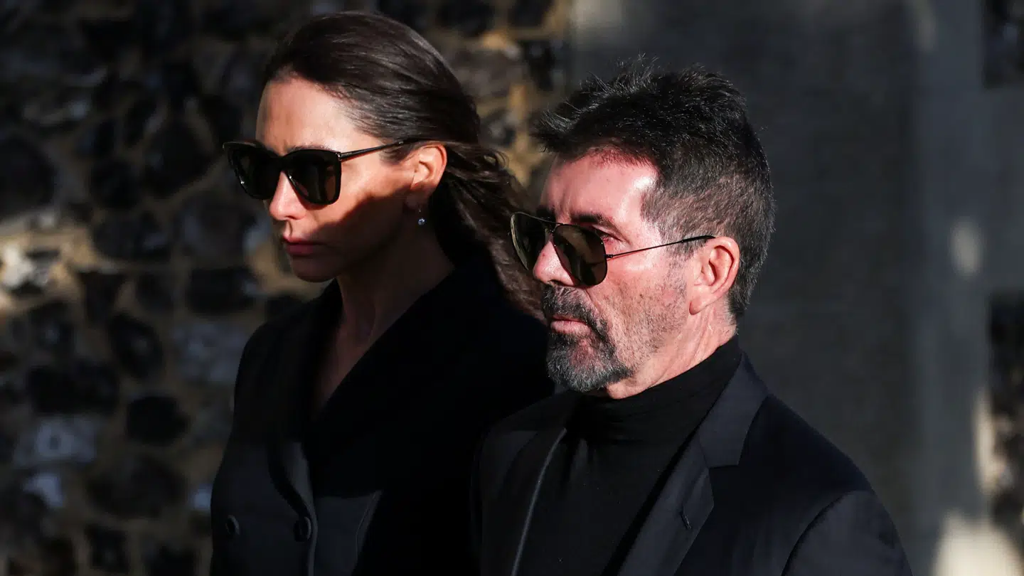 Simon Cowell dukkede op med sin hustru til Liam Paynes begravelse.