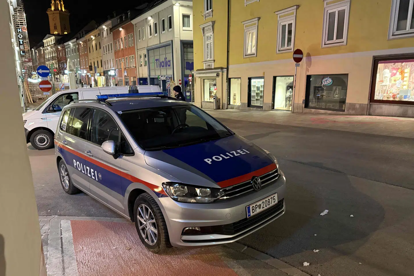 Politiet er lørdag til stede i centrum af byen Villach i det sydlige Østrig efter et knivangreb.