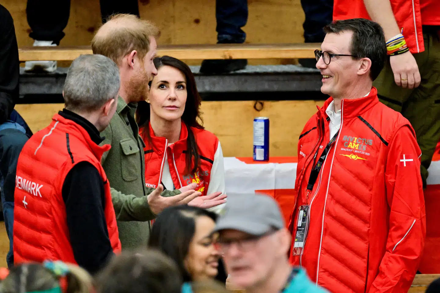 Den britiske prins Harry fik sig en snak med det danske prinsepar ved tribunerne ved en volleyballkamp.