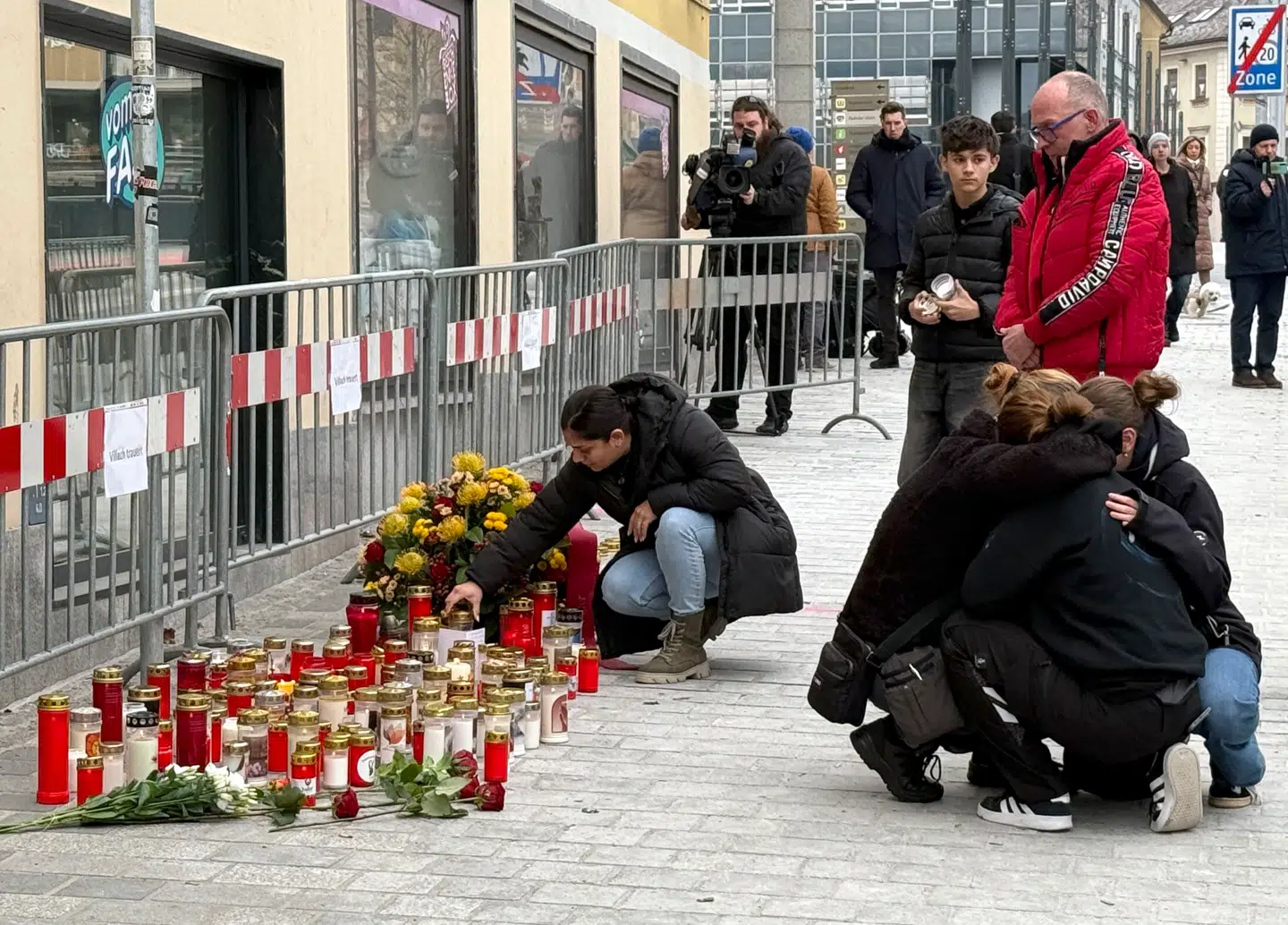 Søndag: Der tændes lys og lægges blomster på gaden i Villach, hvor den 14-årige dreng blev dræbt. Tilsyneladende et helt tilfældigt offer.
