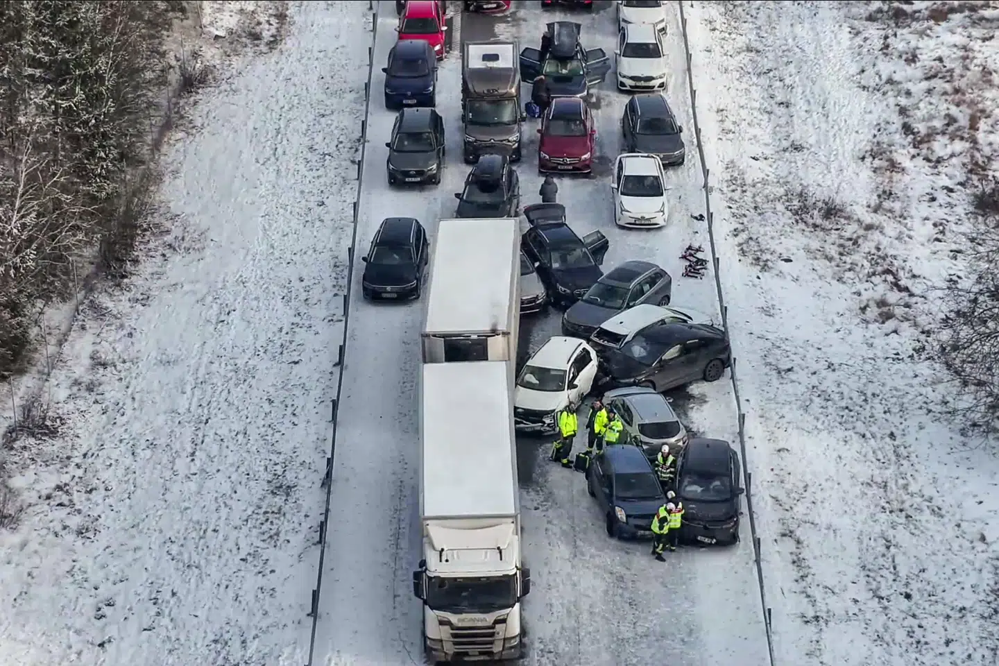 Omkring 100 køretøjer kolliderede lørdag på de svenske motorveje E4 og E18. Sammenlagt blev omkring 120 personer bragt til sygehuse i flere svenske byer efter ulykkerne.