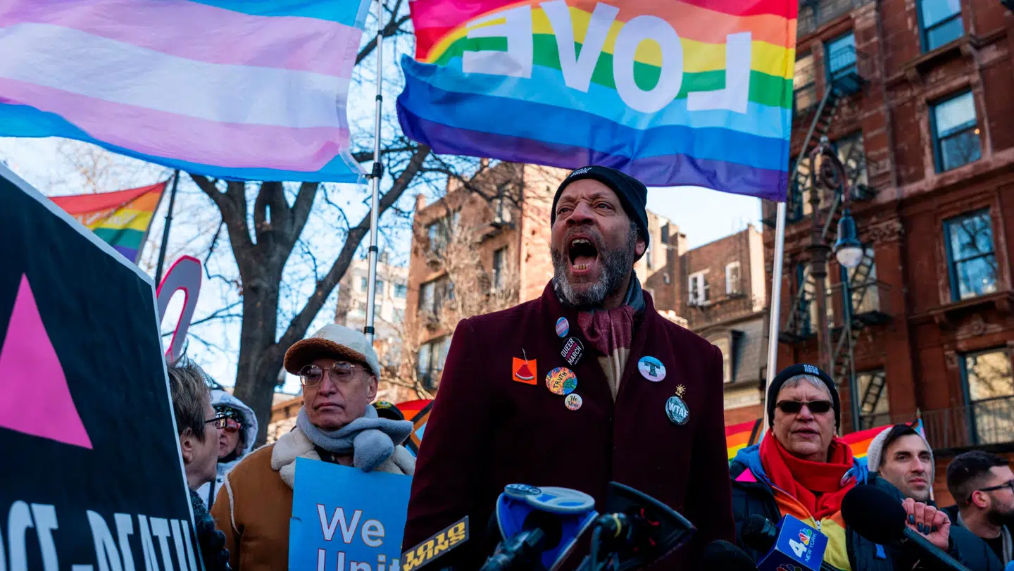Folk demonstrerer foran Stonewall Inn mod fjernelsen af ordet "transkønnet" fra Stonewall National Monuments hjemmeside.