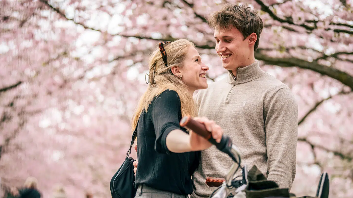 Vi taler mindre og mindre med hinanden, men kvinderne siger mest.