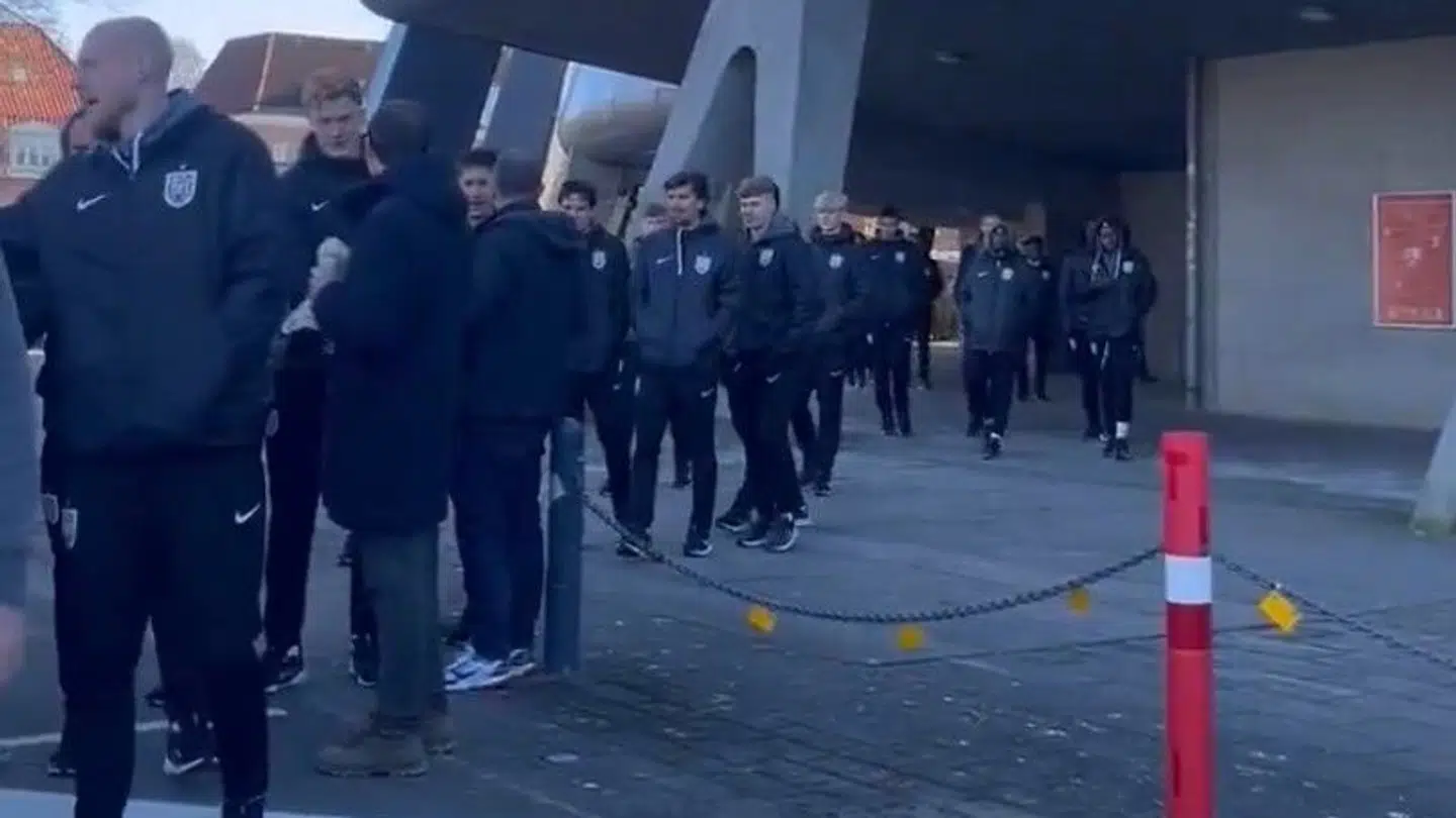 Pludselig stod FCN's spillere på parkeringspladsen og hilste på klubbens fans.