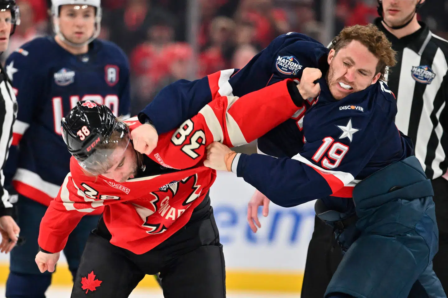 Matthew Tkachuk sloges med Brandon Hagel. 4 Nations er en turnering mellem fire storhold i ishockey: USA, Canada, Sverige og Finland.
