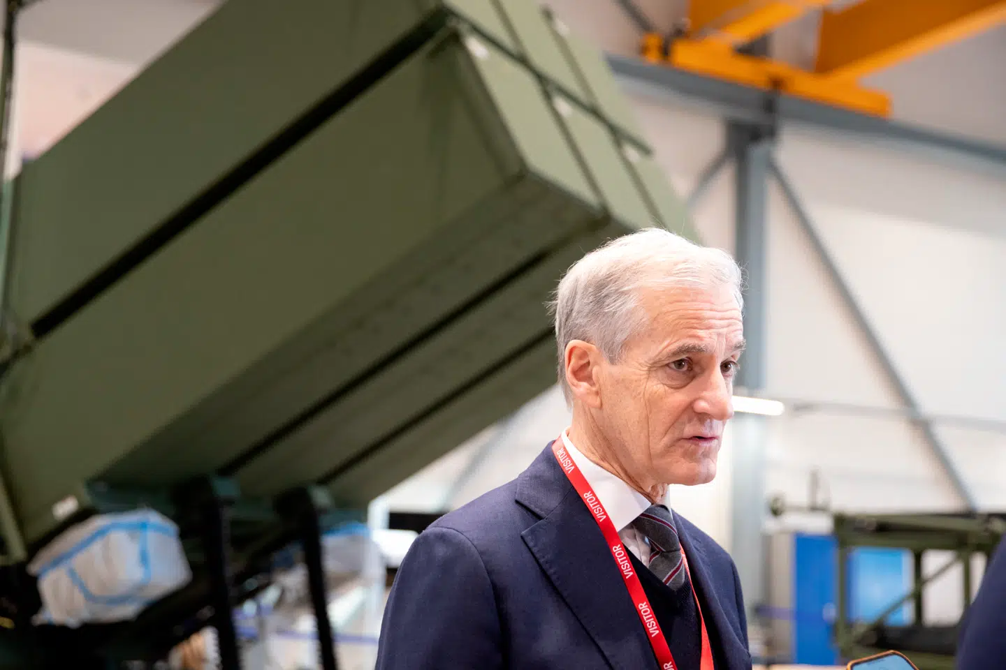 Norges statsminister, Jonas Gahr Støre, under et besøg hos norske Kongsberg Gruppen.