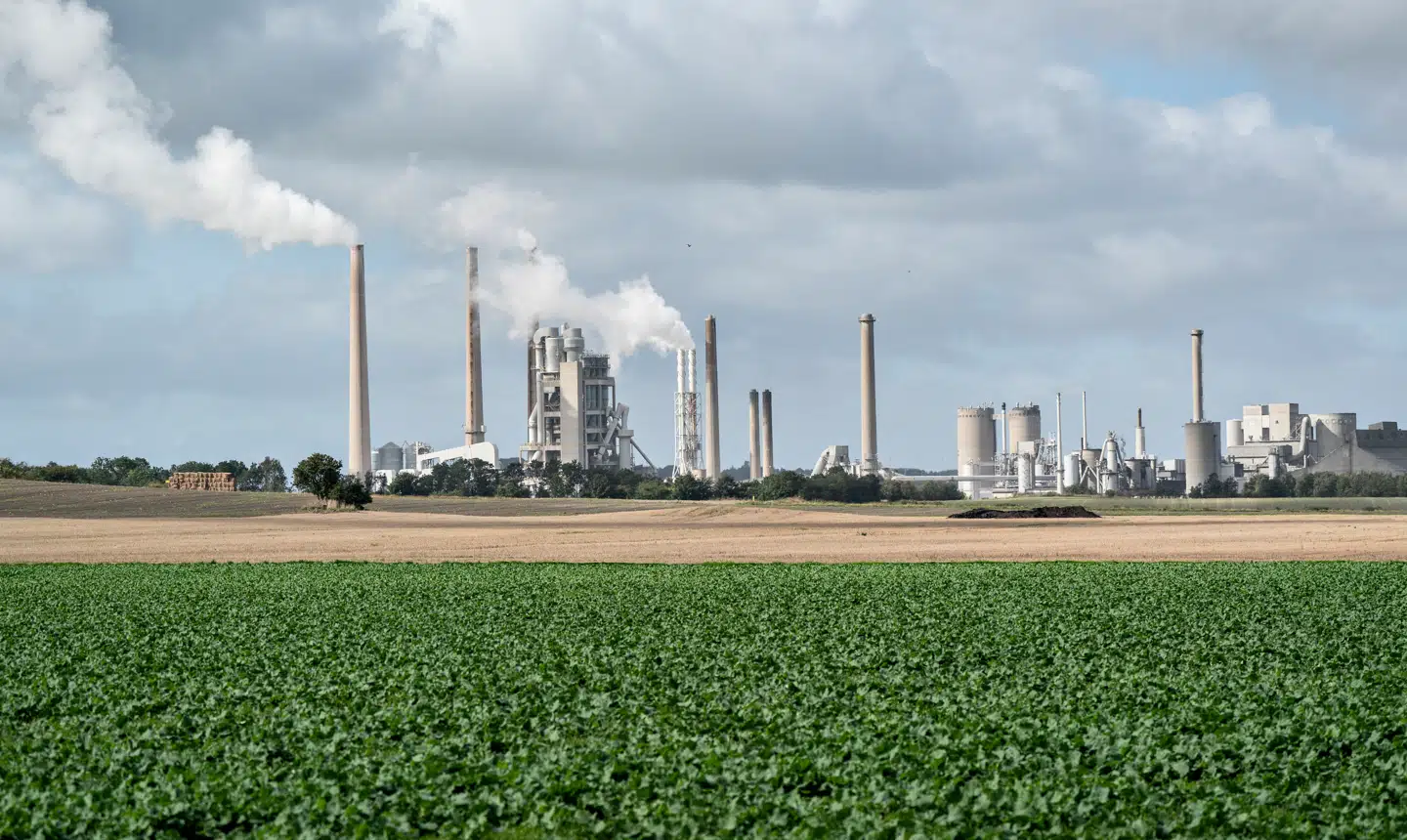 »Uanset om man er borgerlig eller socialist, bør vi alle have en fælles interesse i at sikre, at vi når i mål med den grønne omstilling hurtigst muligt.« På billedet Aalborg Portland Cementfabrik i Rørdal ved Aalborg.