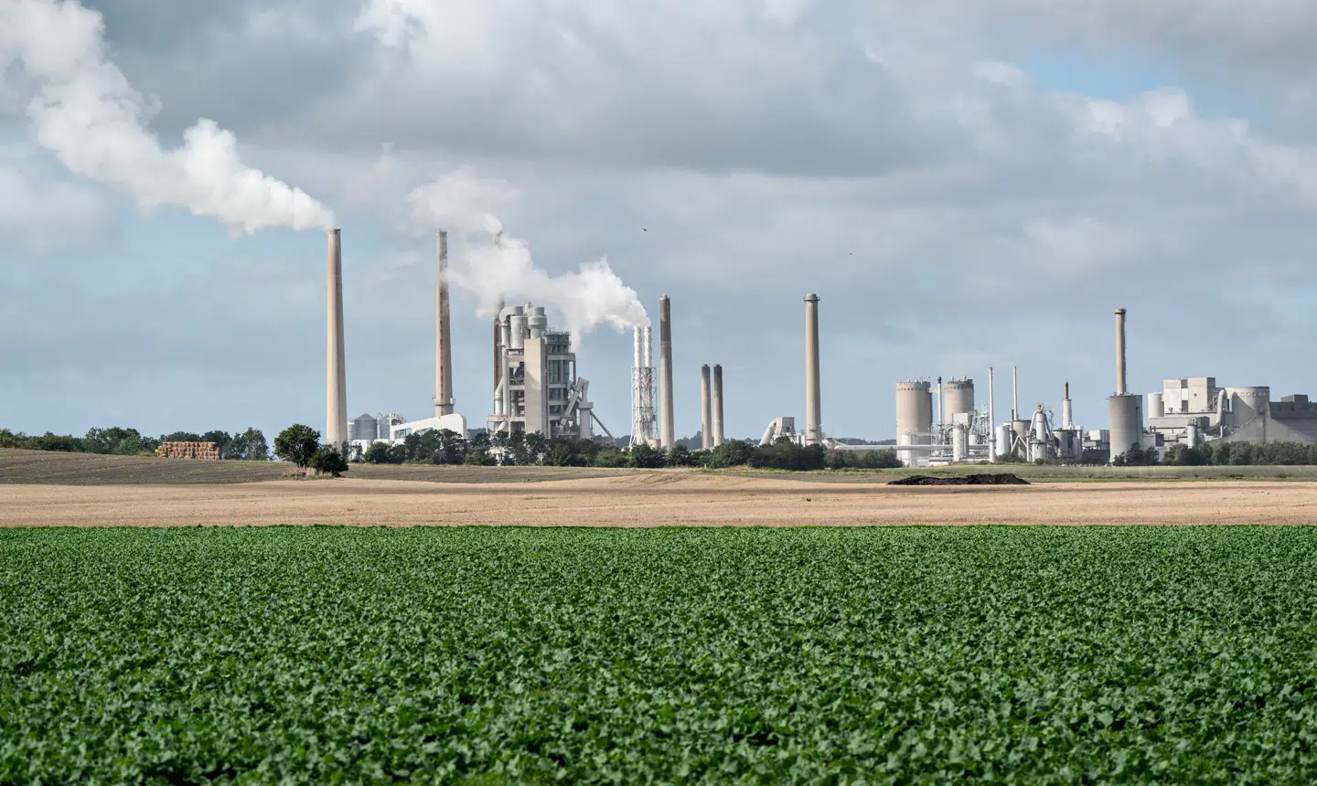 »Uanset om man er borgerlig eller socialist, bør vi alle have en fælles interesse i at sikre, at vi når i mål med den grønne omstilling hurtigst muligt.« På billedet Aalborg Portland Cementfabrik i Rørdal ved Aalborg.