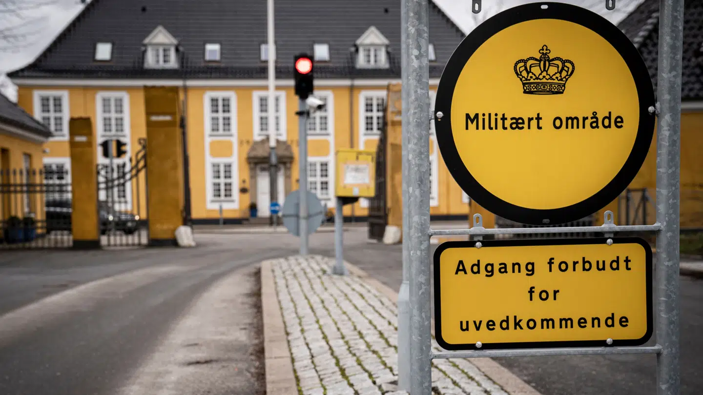 Den nu tiltalte seniorsergent var driftsansvarlig for opgaver som eksempelvis at slå græs eller rydde sne på Høvelte Kaserne. Nu er han tiltalt for at have givet opgaver til sit eget firma til en høj pris.