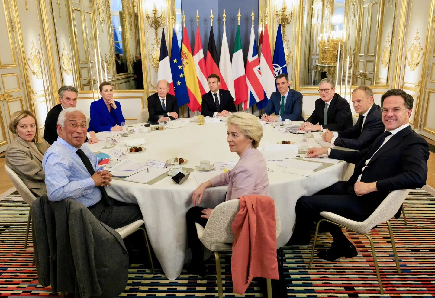 Statsminister Mette Frederiksen var en del af en eksklusiv klub, da hun mandag deltog i et hasteindkaldt krisemøde i Paris om tidens nok vigtigste emne: vores sikkerhed.