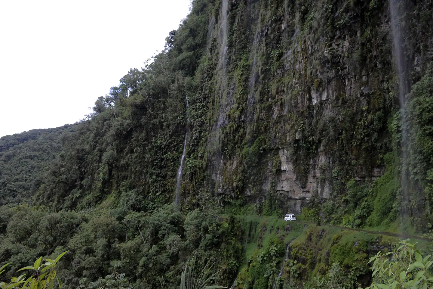 En minibus kører her på The Death Road i Bolivia. Vejen har fået tilnavnet, fordi det indimellem hænder, at busser falder ned ad bjergsiden. (Arkivfoto).