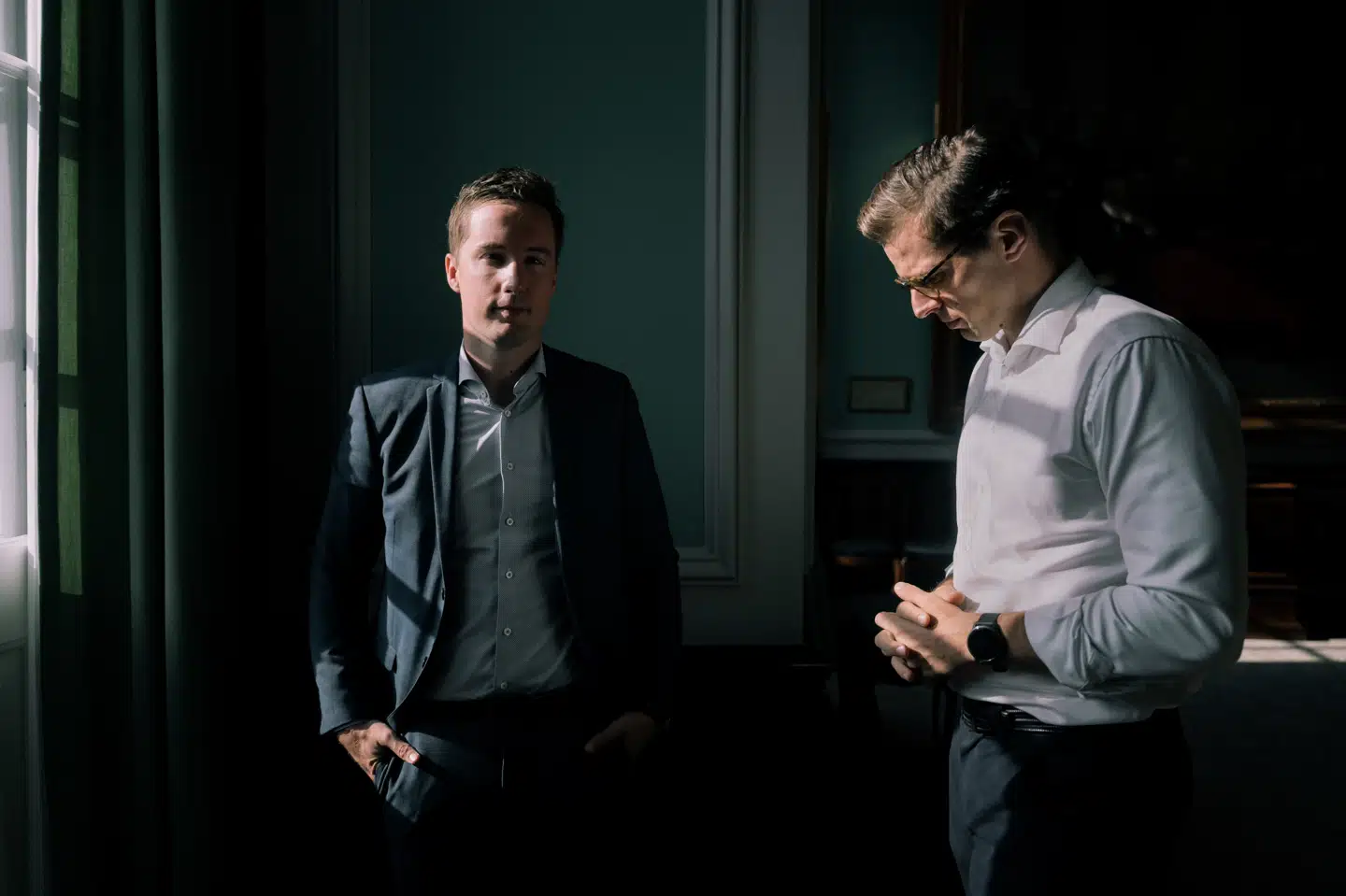 Liberal Alliances formand, Alex Vanopslagh (th.), og tidligere SF-gruppeformand Jacob Mark (tv.) har begge været ramt af stress inden for de seneste år. Mens Alex Vanopslagh er blevet i Folketinget, har Jacob Mark, der frygtede at miste synet som følge af stress, sagt farvel til Christiansborg. (Arkivfoto).