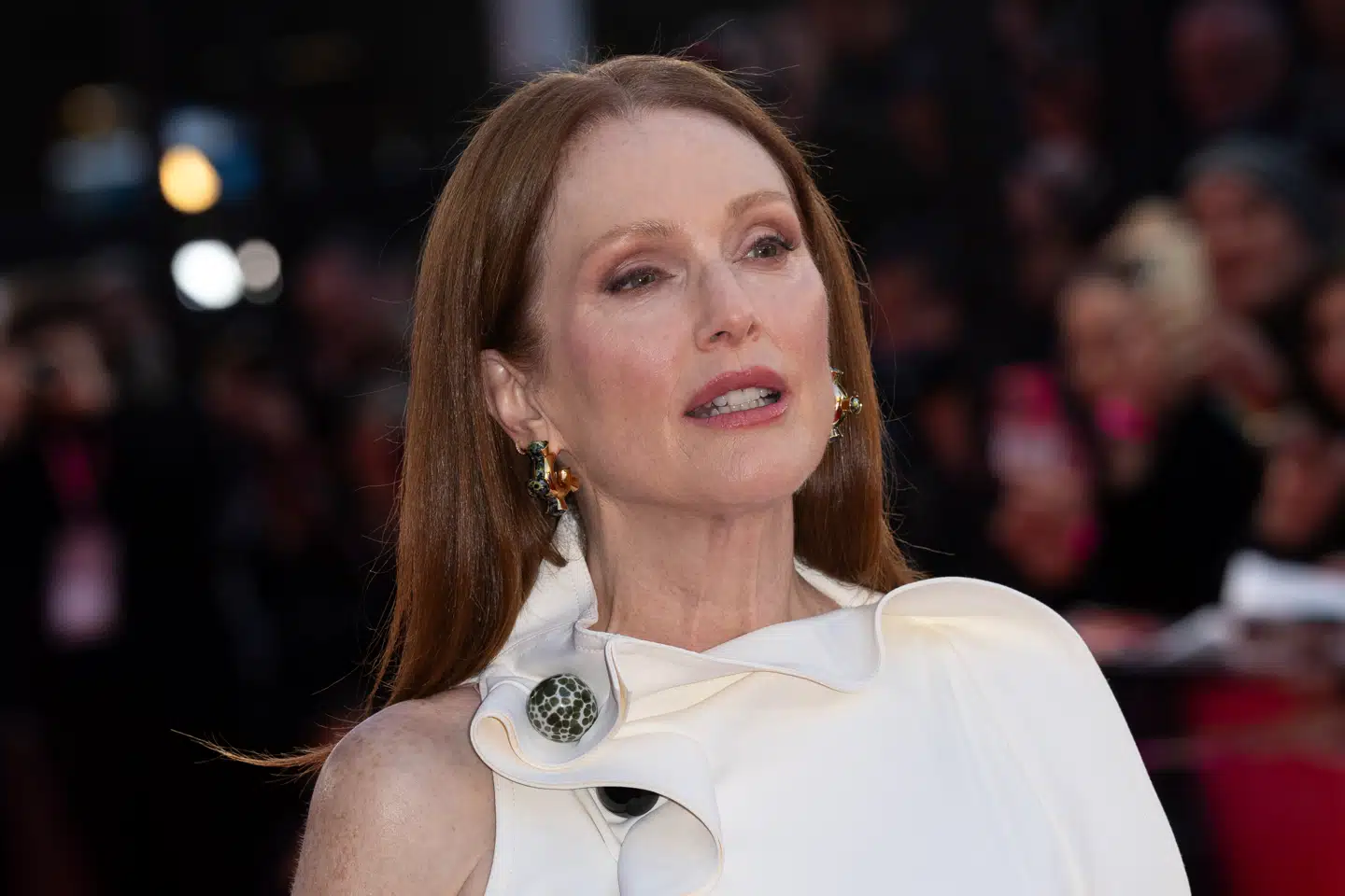 Julianne Moore i oktober på den røde løber i London ved premieren for sin seneste film »Værelset ved siden af«. Hun har også spillet med »The Big Lebowski«, »The Kids Are All Right«, og »The Hours«, hvor hun spillede overfor Meryl Streep og Nicole Kidman. Hun vandt en Oscar for sin rolle i »Jeg er stadig Alice«.